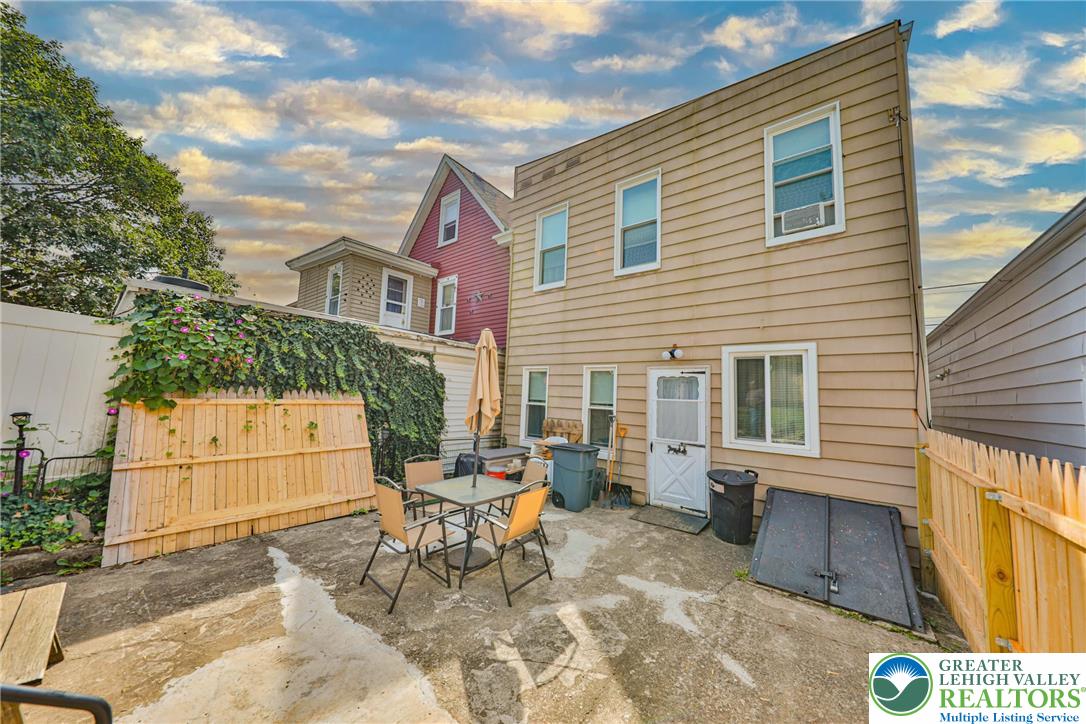 Easton, Pennsylvania 18042, United States, 5 Bedrooms Bedrooms, ,2 BathroomsBathrooms,Residential,Pending,202201