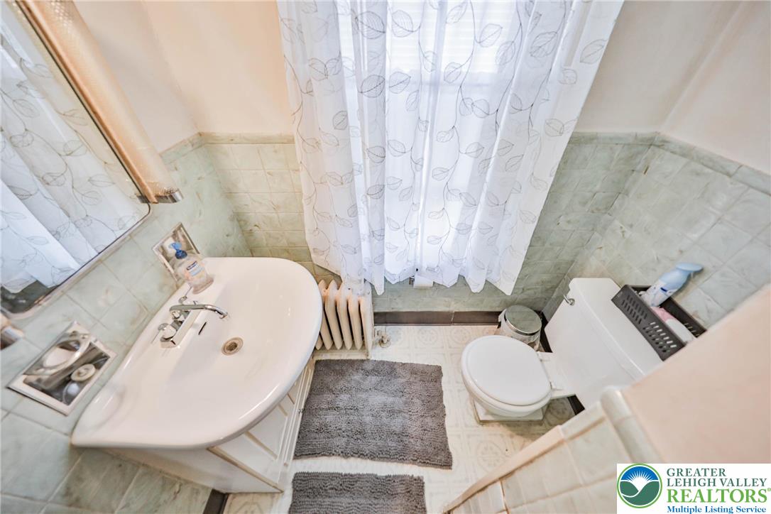 Easton, Pennsylvania 18042, United States, 5 Bedrooms Bedrooms, ,2 BathroomsBathrooms,Residential,Pending,202201