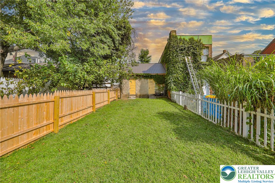 Easton, Pennsylvania 18042, United States, 5 Bedrooms Bedrooms, ,2 BathroomsBathrooms,Residential,Pending,202201