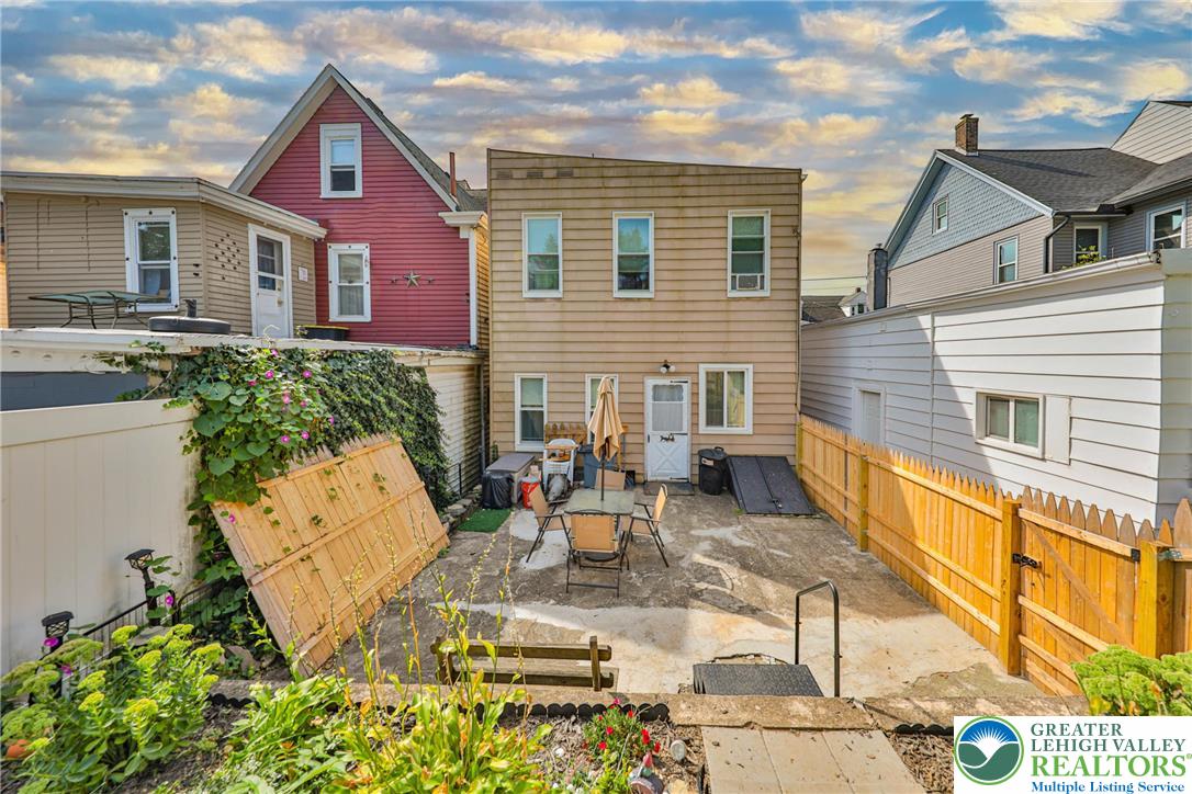 Easton, Pennsylvania 18042, United States, 5 Bedrooms Bedrooms, ,2 BathroomsBathrooms,Residential,Pending,202201