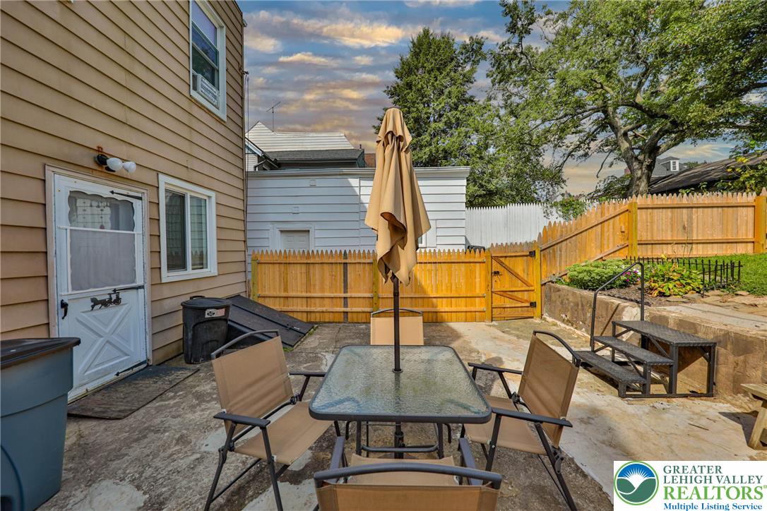 Easton, Pennsylvania 18042, United States, 5 Bedrooms Bedrooms, ,2 BathroomsBathrooms,Residential,Pending,202201