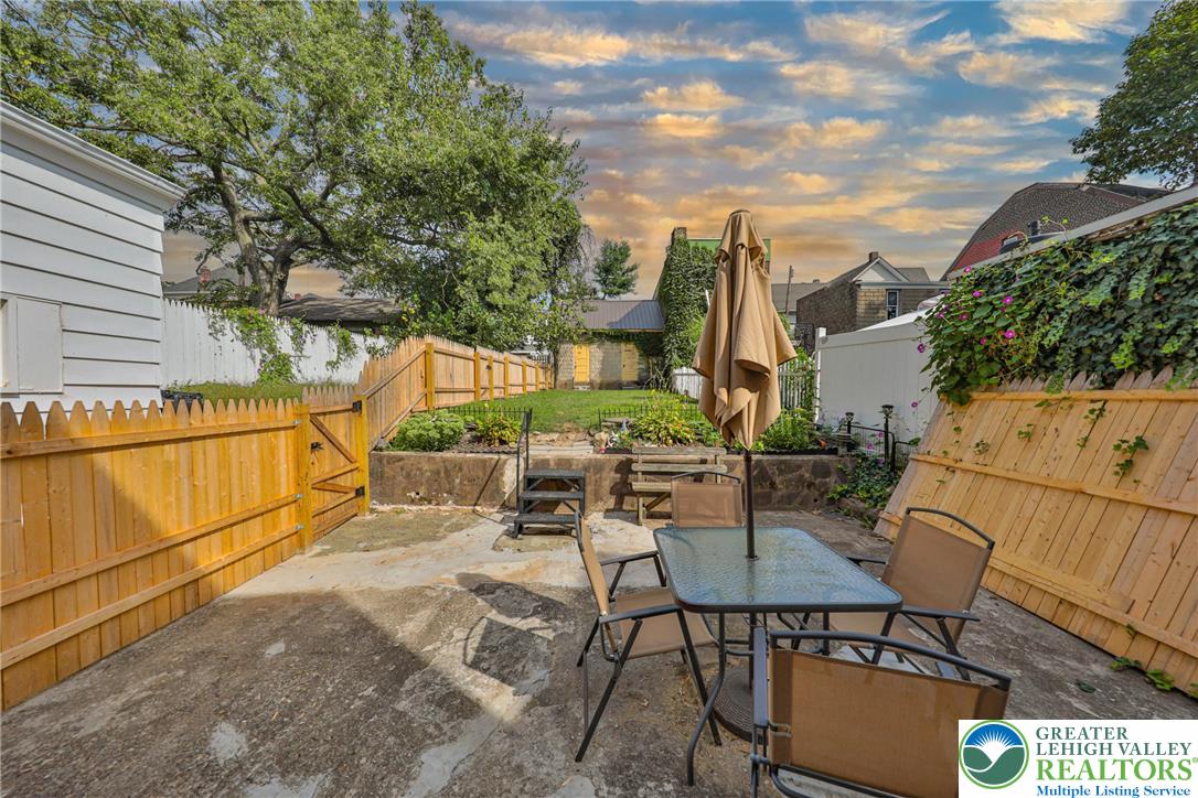 Easton, Pennsylvania 18042, United States, 5 Bedrooms Bedrooms, ,2 BathroomsBathrooms,Residential,Pending,202201