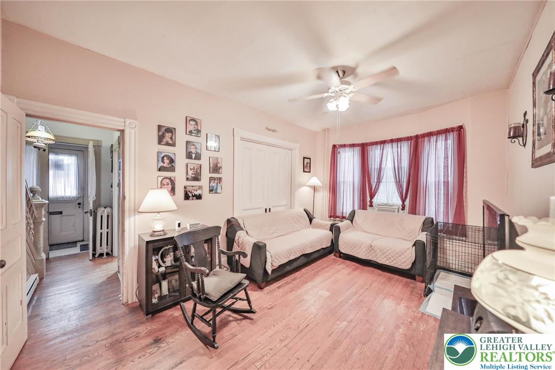 Easton, Pennsylvania 18042, United States, 5 Bedrooms Bedrooms, ,2 BathroomsBathrooms,Residential,Pending,202201