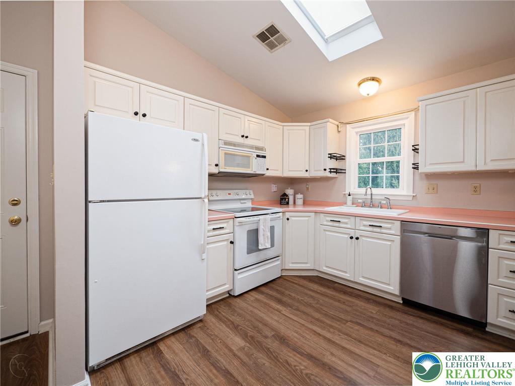 Muhlenberg Twp, Pennsylvania 19605, United States, 2 Bedrooms Bedrooms, ,2 BathroomsBathrooms,Residential,Active,244318