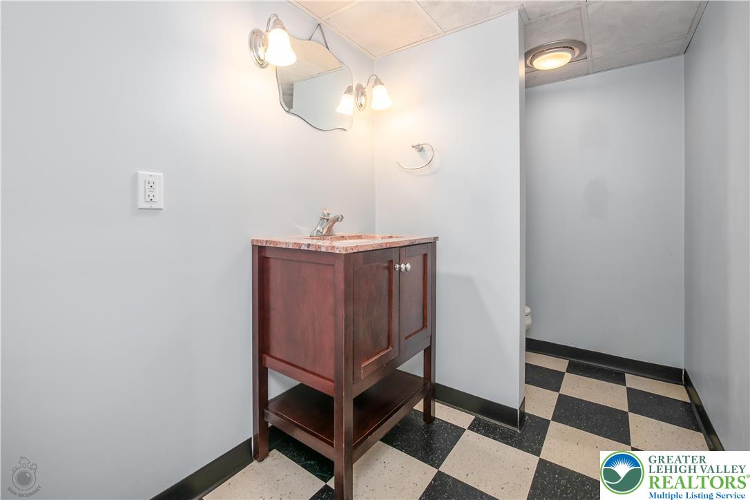 Salisbury Twp, Pennsylvania 18103, United States, 4 Bedrooms Bedrooms, ,3 BathroomsBathrooms,Residential,Pending,156663