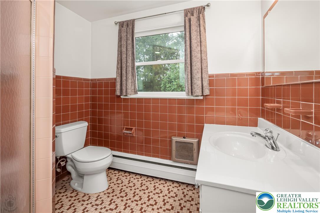 Salisbury Twp, Pennsylvania 18103, United States, 4 Bedrooms Bedrooms, ,3 BathroomsBathrooms,Residential,Pending,156663