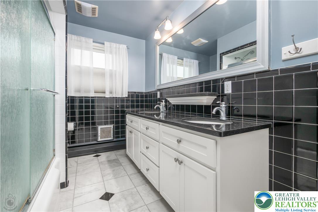 Salisbury Twp, Pennsylvania 18103, United States, 4 Bedrooms Bedrooms, ,3 BathroomsBathrooms,Residential,Pending,156663