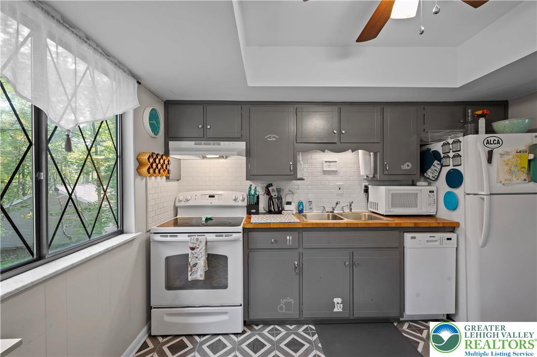 Coolbaugh Twp, Pennsylvania 18347, United States, 3 Bedrooms Bedrooms, ,2 BathroomsBathrooms,Residential,Active,205705