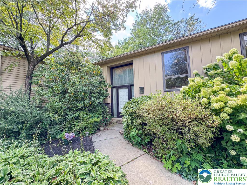 Lower Macungie Twp, Pennsylvania 18103, United States, 6 Bedrooms Bedrooms, ,3 BathroomsBathrooms,Residential,Pending,208853