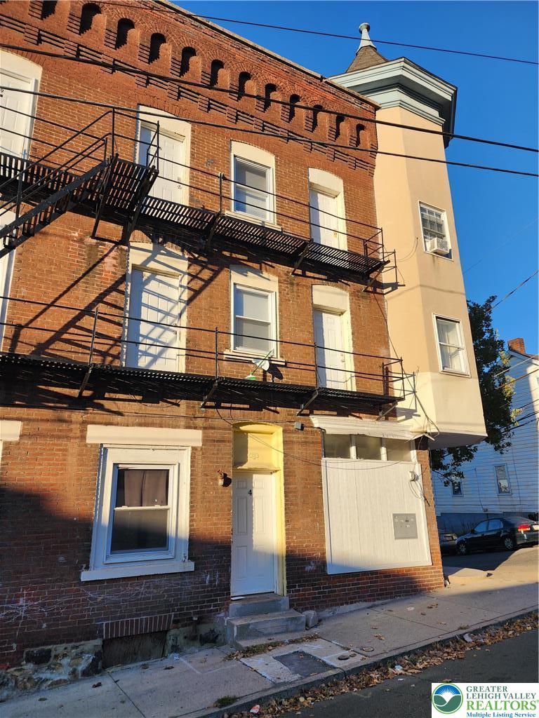 1039 Mechanic Street 9