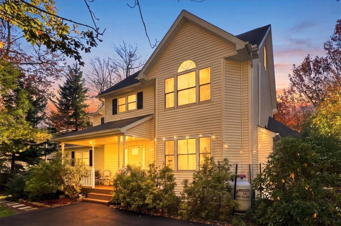 104 WILLOW Place