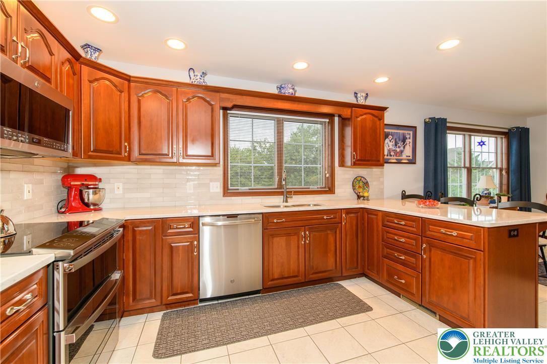 North Whitehall Twp, Pennsylvania 18078, United States, 4 Bedrooms Bedrooms, ,3 BathroomsBathrooms,Residential,Pending,208475