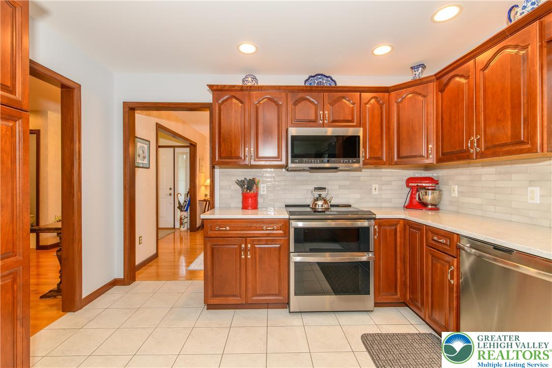 North Whitehall Twp, Pennsylvania 18078, United States, 4 Bedrooms Bedrooms, ,3 BathroomsBathrooms,Residential,Pending,208475