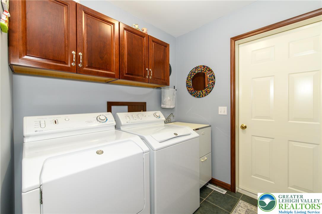 North Whitehall Twp, Pennsylvania 18078, United States, 4 Bedrooms Bedrooms, ,3 BathroomsBathrooms,Residential,Pending,208475