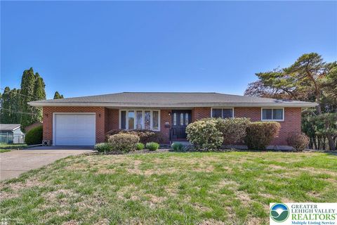 Photo of 850 Lincoln Street, Freemansburg Boro, PA 18017 (MLS # 773238)