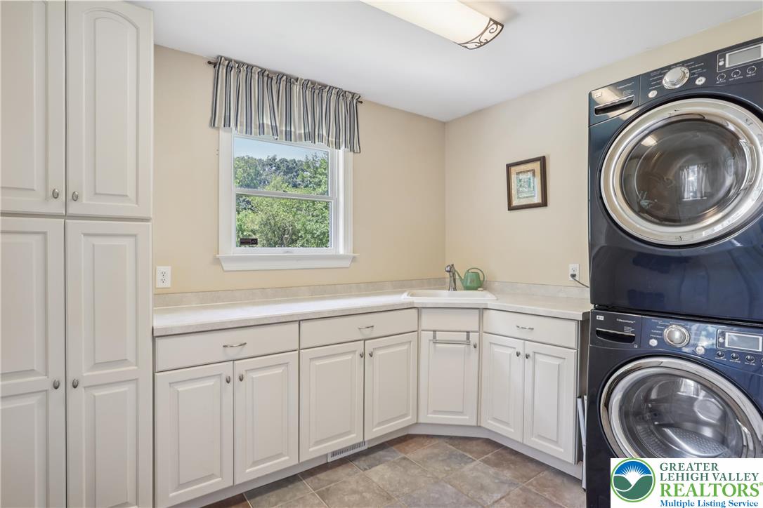 North Whitehall Twp, Pennsylvania 18069, United States, 4 Bedrooms Bedrooms, ,3 BathroomsBathrooms,Residential,Pending,185570