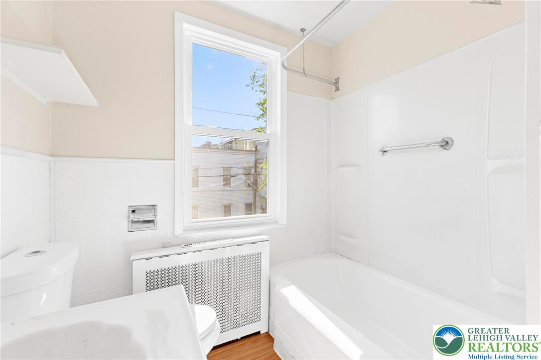 Allentown City, Pennsylvania 18102, United States, 5 Bedrooms Bedrooms, ,3 BathroomsBathrooms,Residential,Active,229173