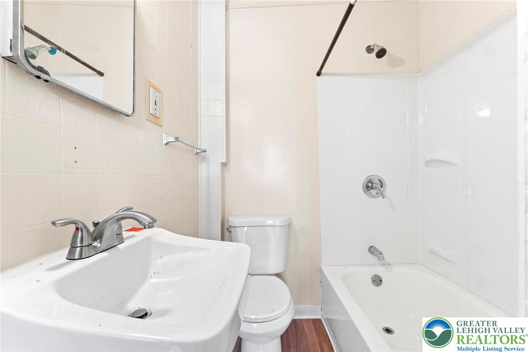 Allentown City, Pennsylvania 18102, United States, 5 Bedrooms Bedrooms, ,3 BathroomsBathrooms,Residential,Active,229173