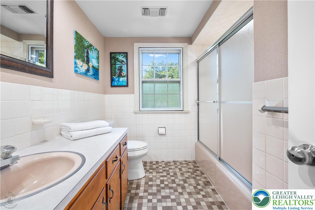 Bethlehem City, Pennsylvania 18017, United States, 4 Bedrooms Bedrooms, ,3 BathroomsBathrooms,Residential,Pending,209961