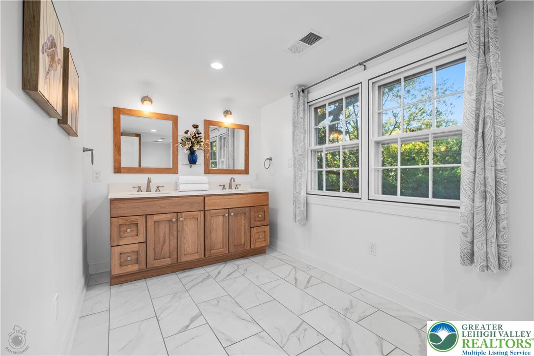 Bethlehem City, Pennsylvania 18017, United States, 4 Bedrooms Bedrooms, ,3 BathroomsBathrooms,Residential,Pending,209961