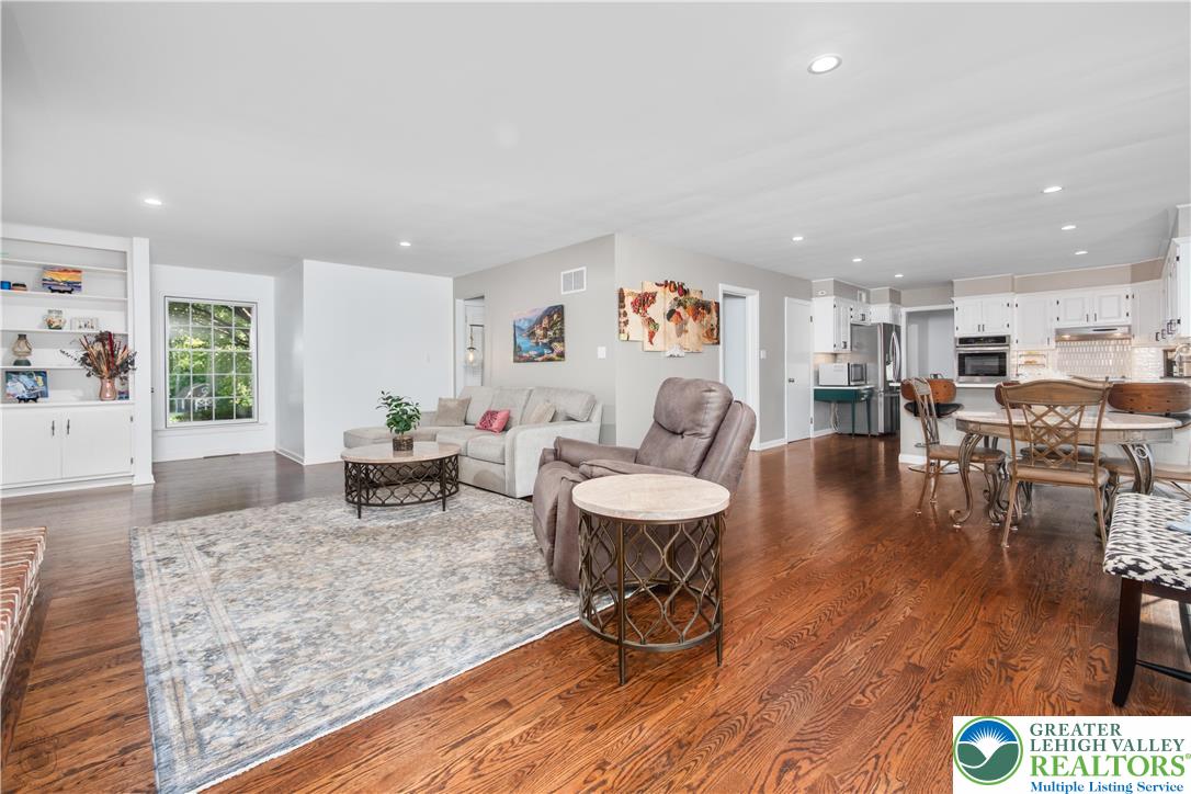 Bethlehem City, Pennsylvania 18017, United States, 4 Bedrooms Bedrooms, ,3 BathroomsBathrooms,Residential,Pending,209961