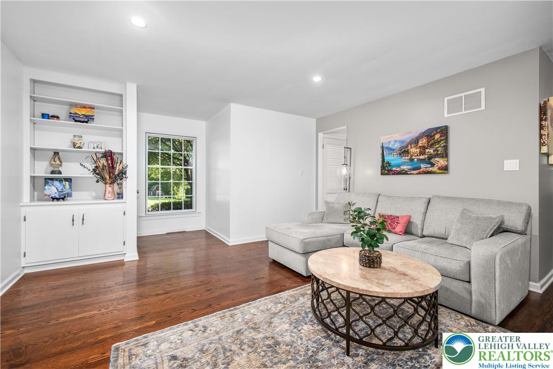 Bethlehem City, Pennsylvania 18017, United States, 4 Bedrooms Bedrooms, ,3 BathroomsBathrooms,Residential,Pending,209961