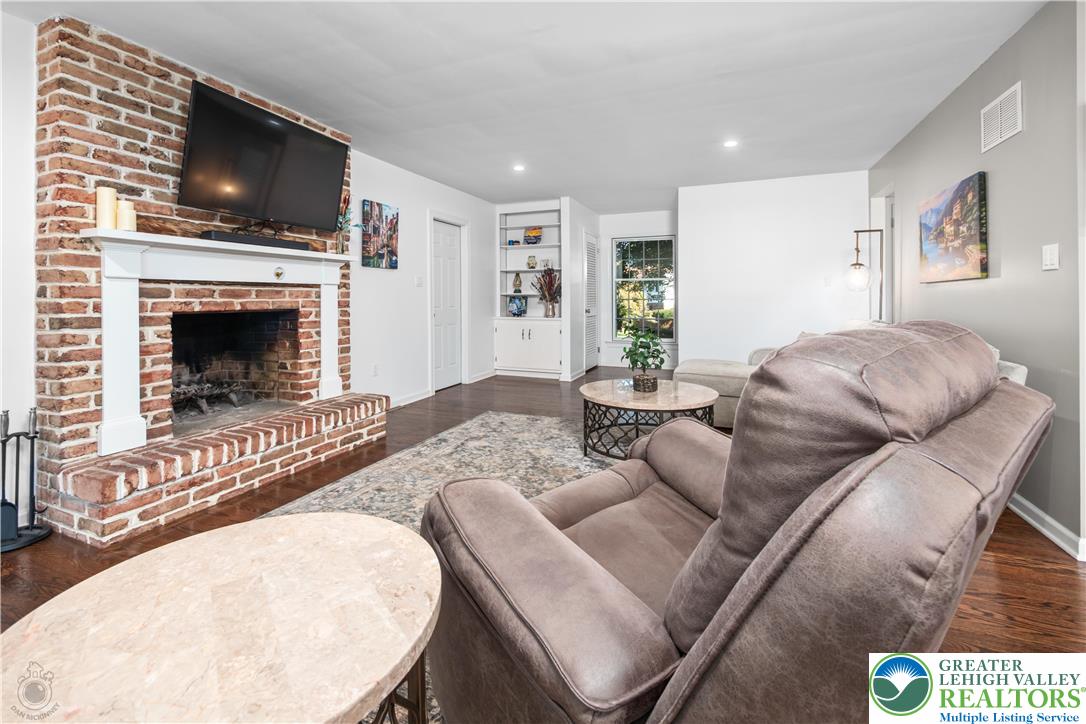 Bethlehem City, Pennsylvania 18017, United States, 4 Bedrooms Bedrooms, ,3 BathroomsBathrooms,Residential,Pending,209961