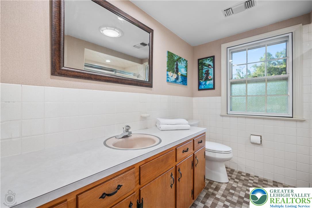 Bethlehem City, Pennsylvania 18017, United States, 4 Bedrooms Bedrooms, ,3 BathroomsBathrooms,Residential,Pending,209961