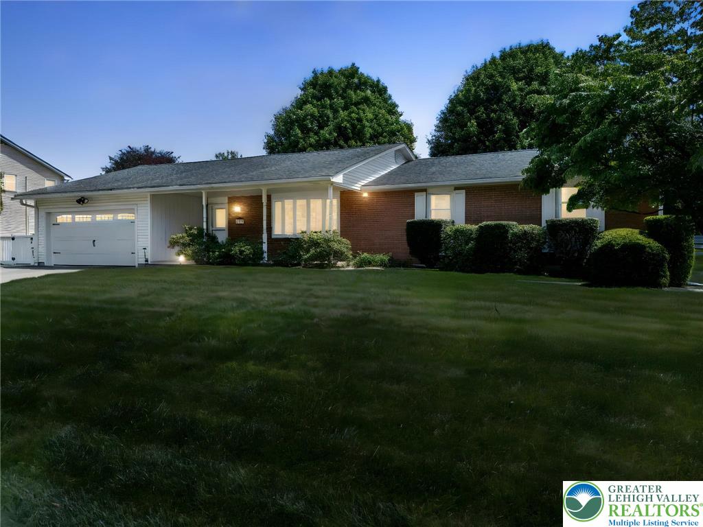 Palmer Twp, Pennsylvania 18045, United States, 3 Bedrooms Bedrooms, ,3 BathroomsBathrooms,Residential,Pending,160112