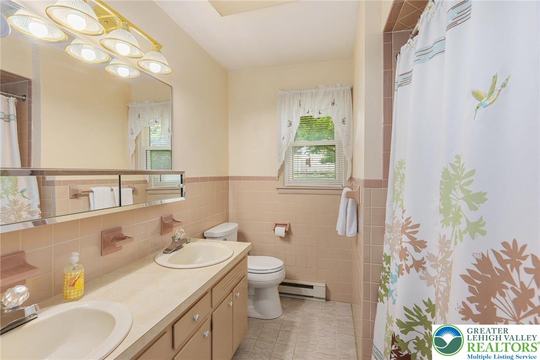 Palmer Twp, Pennsylvania 18045, United States, 3 Bedrooms Bedrooms, ,3 BathroomsBathrooms,Residential,Pending,160112