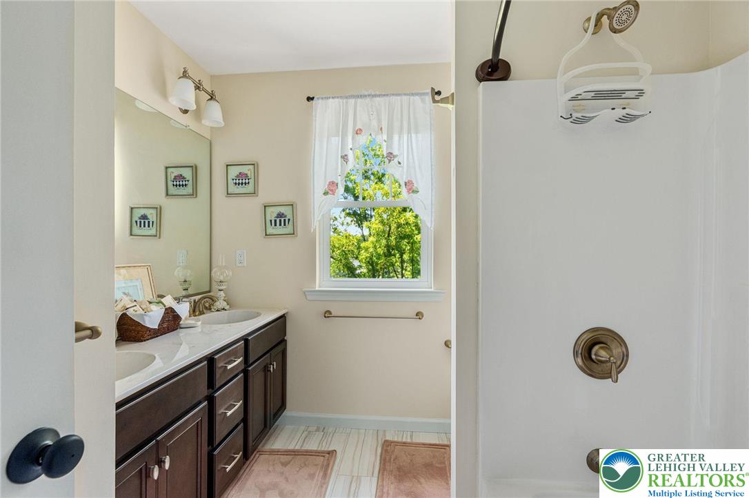 Weisenberg Twp, Pennsylvania 18031, United States, 4 Bedrooms Bedrooms, ,3 BathroomsBathrooms,Residential,Pending,187648