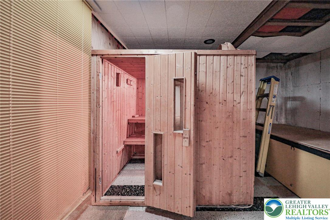 Allentown City, Pennsylvania 18104, United States, 4 Bedrooms Bedrooms, ,4 BathroomsBathrooms,Residential,Pending,195346