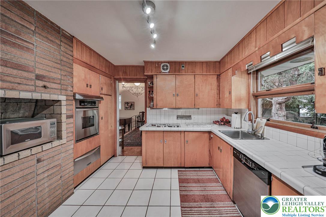 Allentown City, Pennsylvania 18104, United States, 4 Bedrooms Bedrooms, ,4 BathroomsBathrooms,Residential,Pending,195346