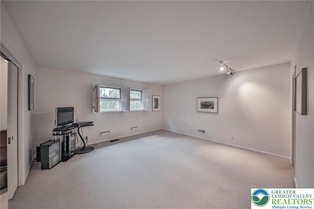 Allentown City, Pennsylvania 18104, United States, 4 Bedrooms Bedrooms, ,4 BathroomsBathrooms,Residential,Pending,195346