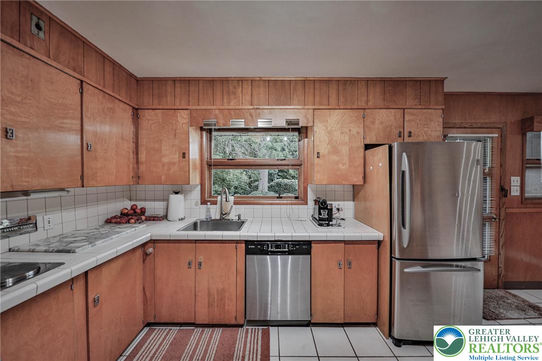 Allentown City, Pennsylvania 18104, United States, 4 Bedrooms Bedrooms, ,4 BathroomsBathrooms,Residential,Pending,195346