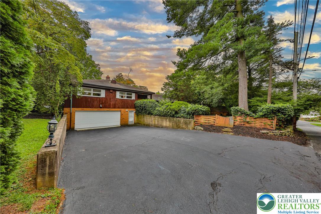 Allentown City, Pennsylvania 18104, United States, 4 Bedrooms Bedrooms, ,4 BathroomsBathrooms,Residential,Pending,195346