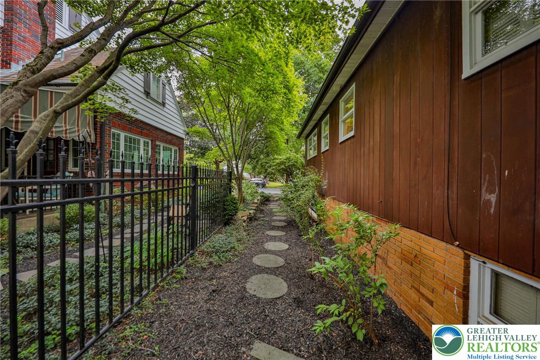 Allentown City, Pennsylvania 18104, United States, 4 Bedrooms Bedrooms, ,4 BathroomsBathrooms,Residential,Pending,195346