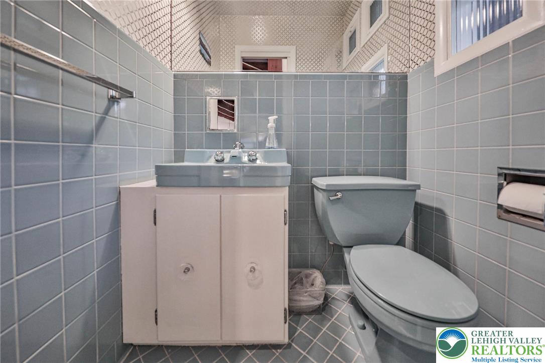 Allentown City, Pennsylvania 18104, United States, 4 Bedrooms Bedrooms, ,4 BathroomsBathrooms,Residential,Pending,195346