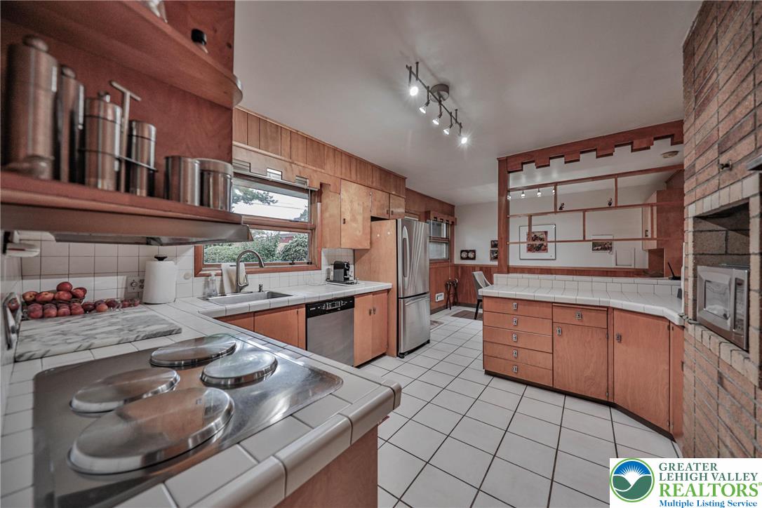 Allentown City, Pennsylvania 18104, United States, 4 Bedrooms Bedrooms, ,4 BathroomsBathrooms,Residential,Pending,195346