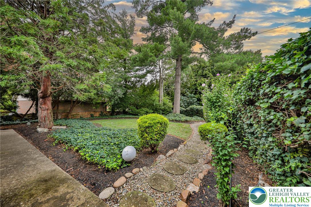 Allentown City, Pennsylvania 18104, United States, 4 Bedrooms Bedrooms, ,4 BathroomsBathrooms,Residential,Pending,195346