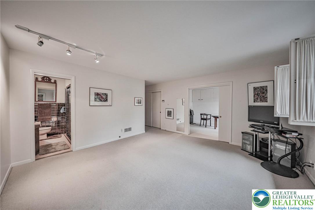 Allentown City, Pennsylvania 18104, United States, 4 Bedrooms Bedrooms, ,4 BathroomsBathrooms,Residential,Pending,195346