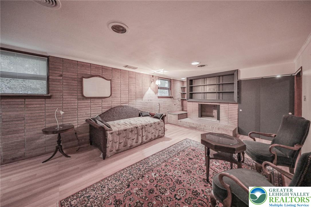 Allentown City, Pennsylvania 18104, United States, 4 Bedrooms Bedrooms, ,4 BathroomsBathrooms,Residential,Pending,195346