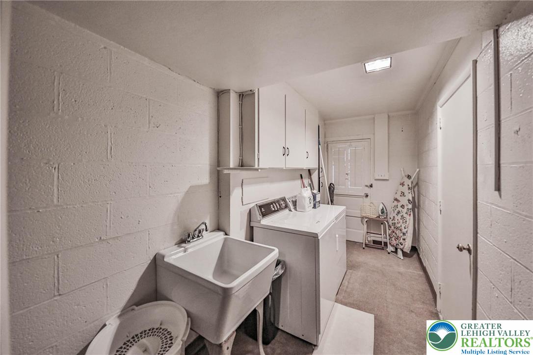 Allentown City, Pennsylvania 18104, United States, 4 Bedrooms Bedrooms, ,4 BathroomsBathrooms,Residential,Pending,195346