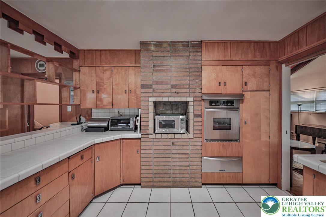 Allentown City, Pennsylvania 18104, United States, 4 Bedrooms Bedrooms, ,4 BathroomsBathrooms,Residential,Pending,195346