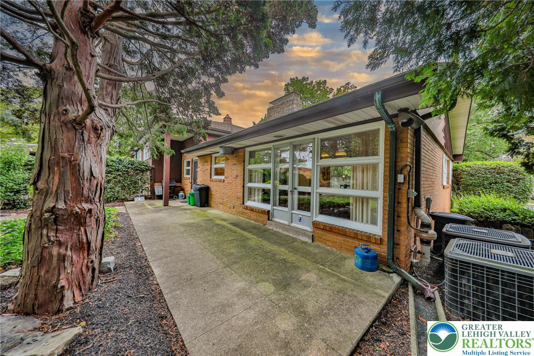 Allentown City, Pennsylvania 18104, United States, 4 Bedrooms Bedrooms, ,4 BathroomsBathrooms,Residential,Pending,195346