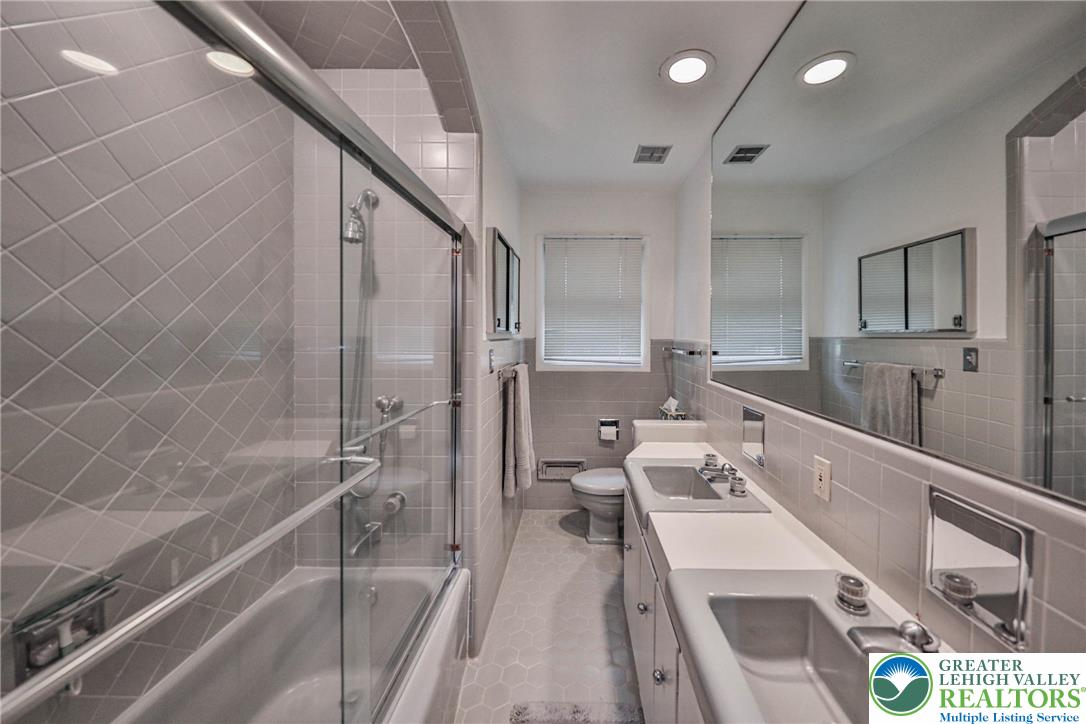 Allentown City, Pennsylvania 18104, United States, 4 Bedrooms Bedrooms, ,4 BathroomsBathrooms,Residential,Pending,195346