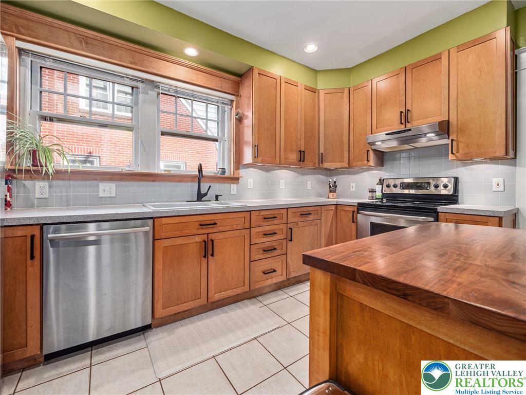 Allentown City, Pennsylvania 18104, United States, 4 Bedrooms Bedrooms, ,2 BathroomsBathrooms,Residential,Active,222399