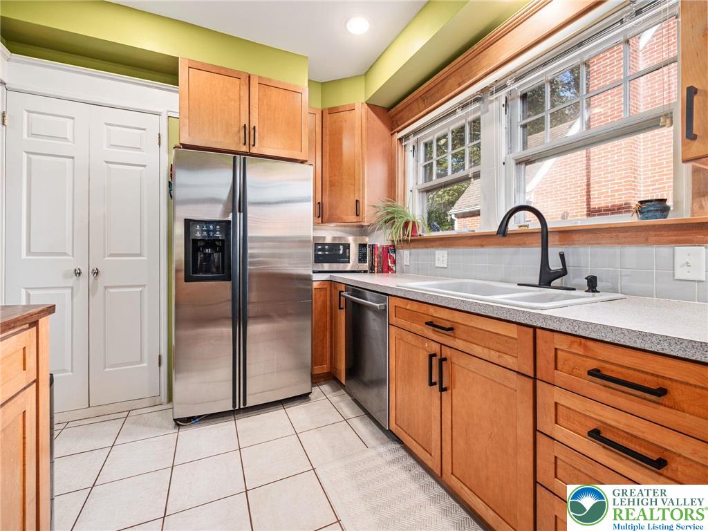 Allentown City, Pennsylvania 18104, United States, 4 Bedrooms Bedrooms, ,2 BathroomsBathrooms,Residential,Active,222399