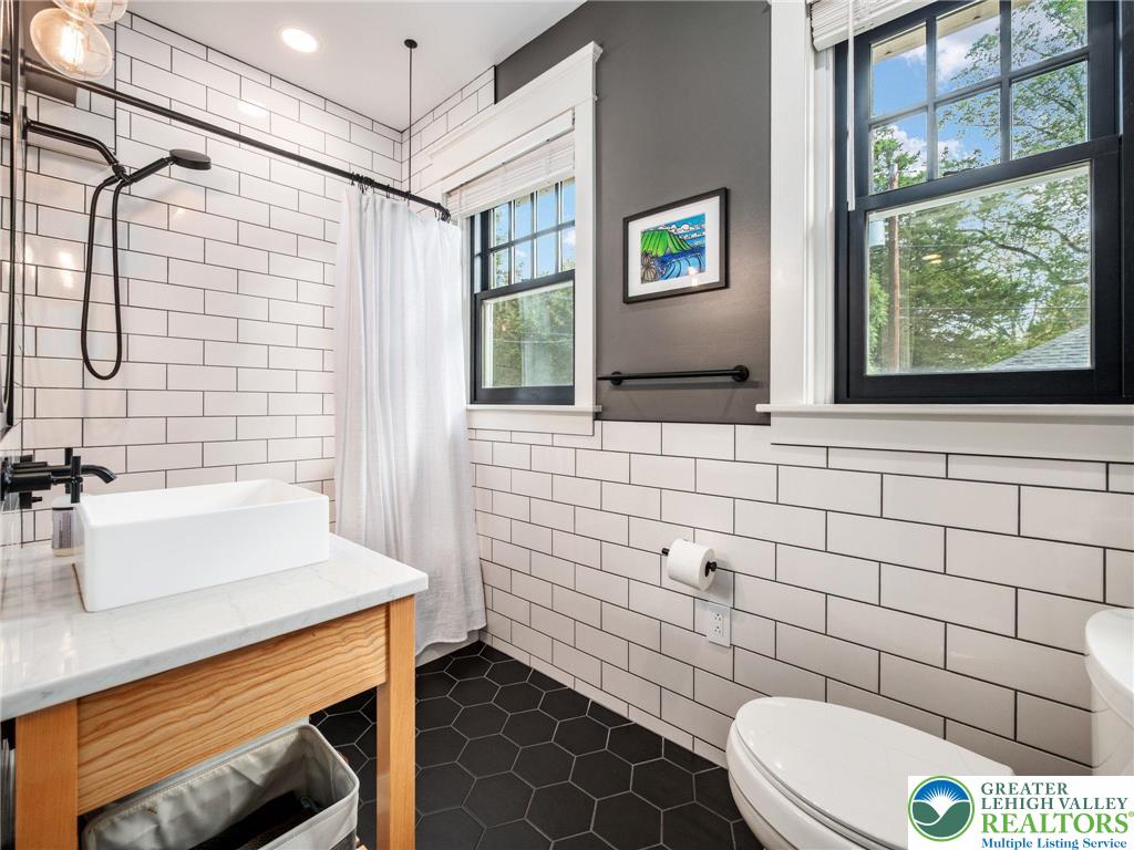 Allentown City, Pennsylvania 18104, United States, 4 Bedrooms Bedrooms, ,2 BathroomsBathrooms,Residential,Active,222399