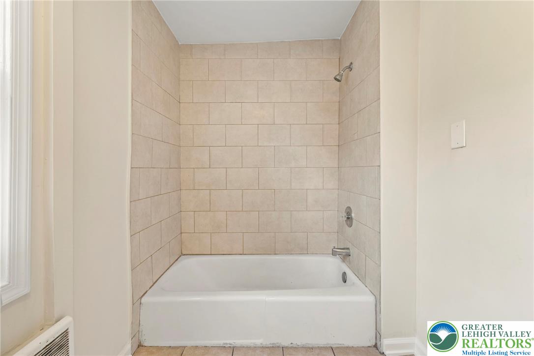 Allentown City, Pennsylvania 18102, United States, 3 Bedrooms Bedrooms, ,1 BathroomBathrooms,Residential,Active,211256